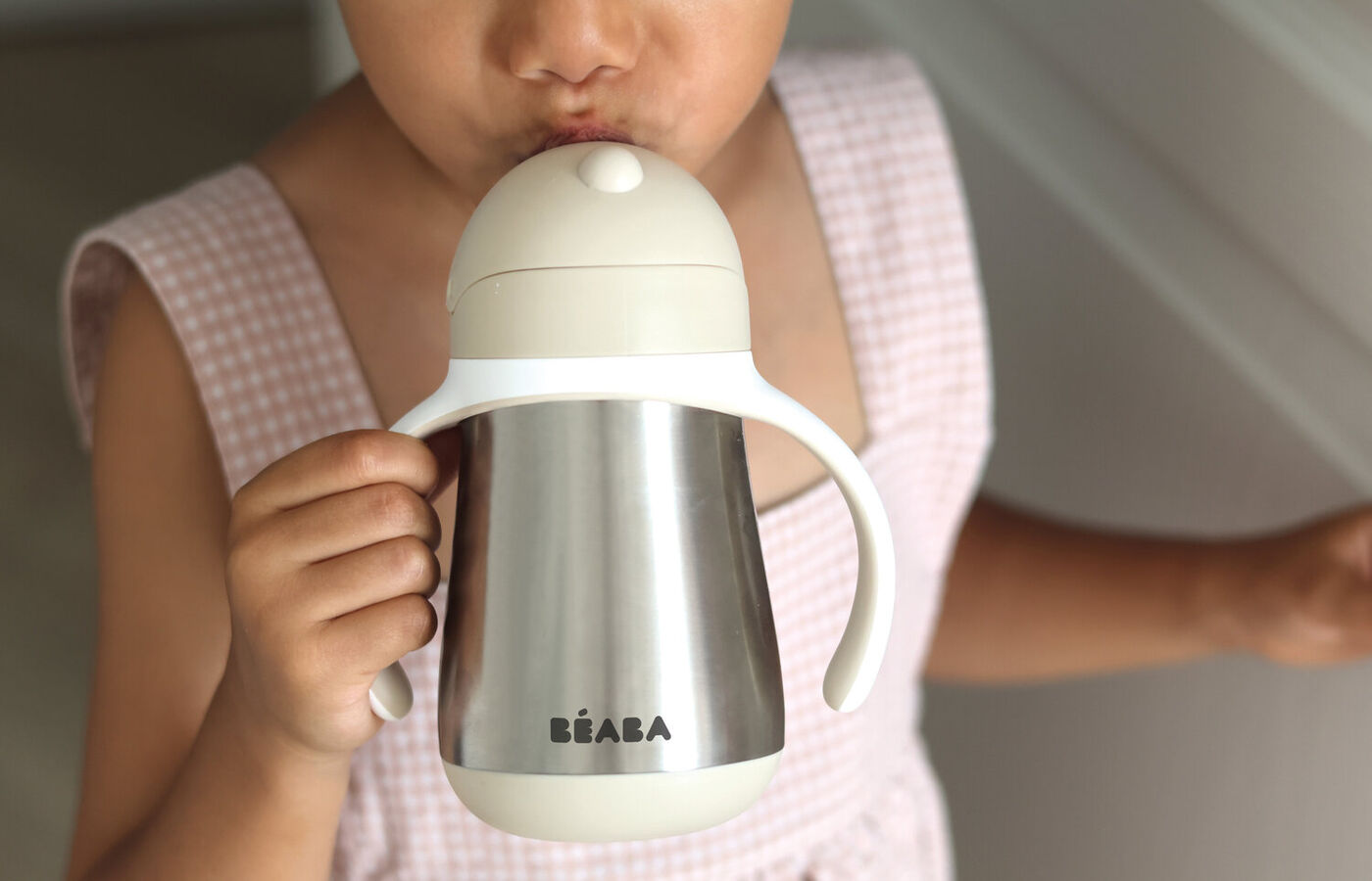 Taza inox con pajita 250 ml Béaba - Beige, ambiente