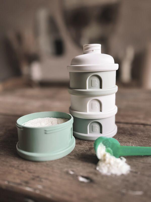 Caja dosificadora leche 4 compartimentos cotton / sage green - en uso