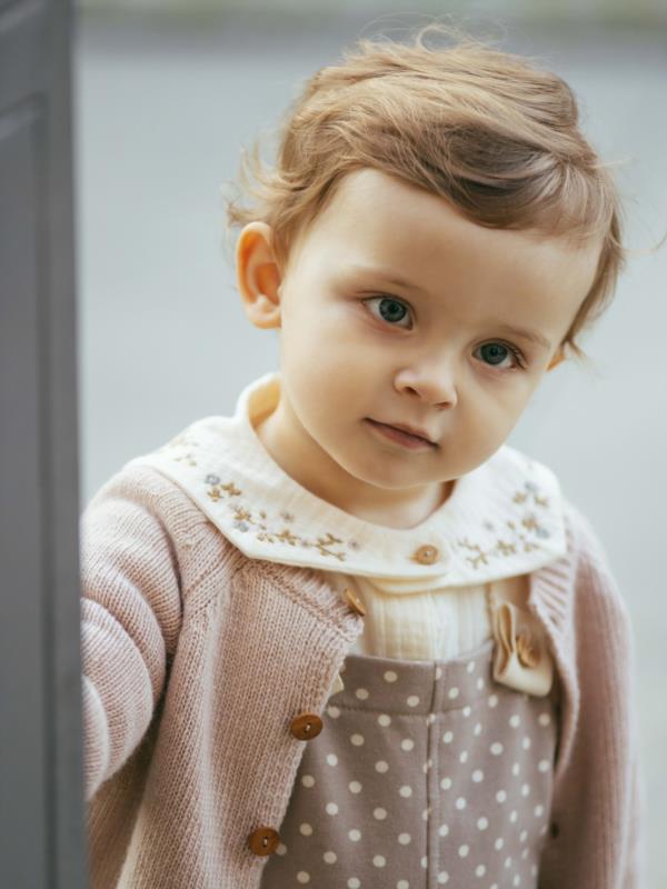 Blusa de muselina con cuello de flores bordadas
