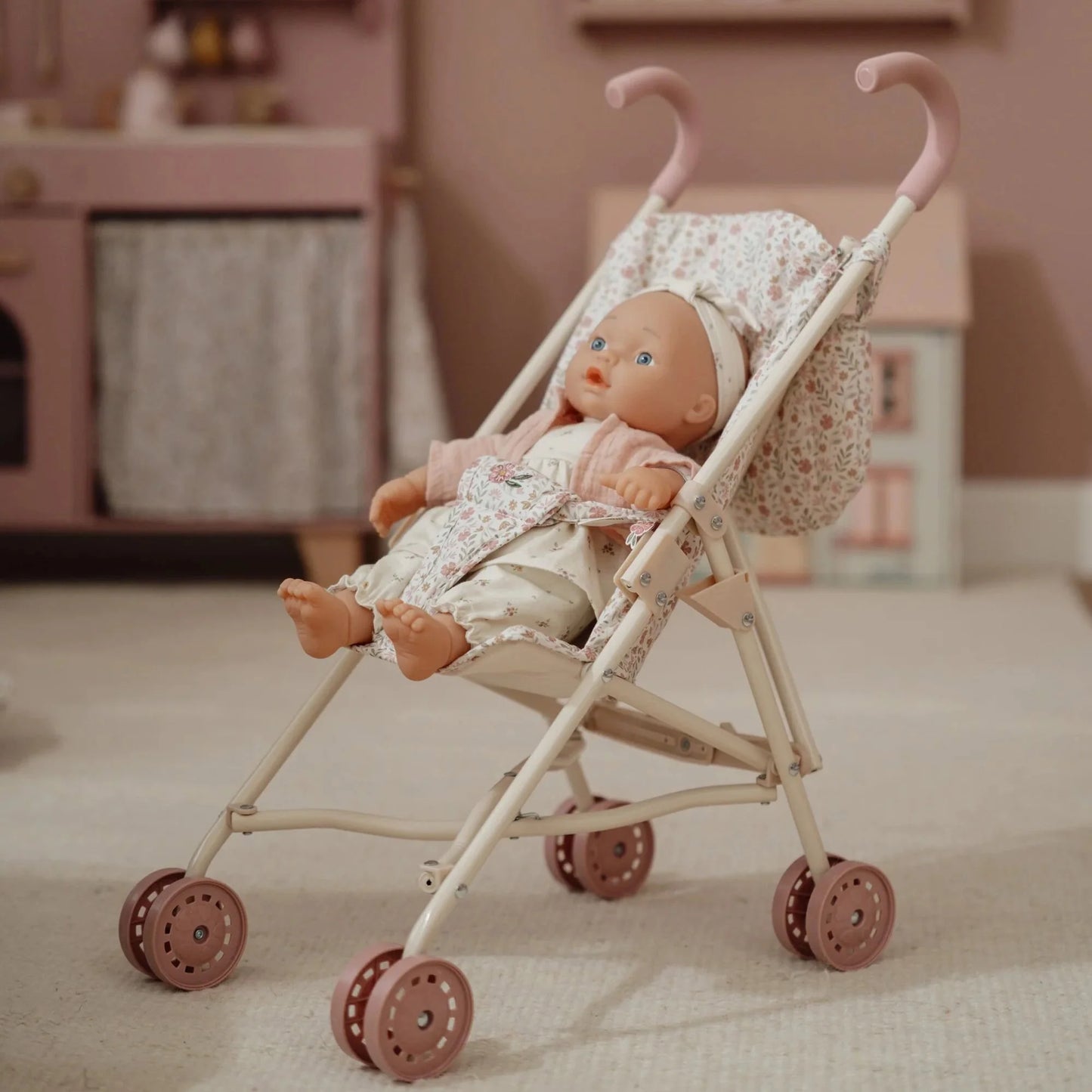Sillita para muñecas metal flores Little Dutch - en uso
