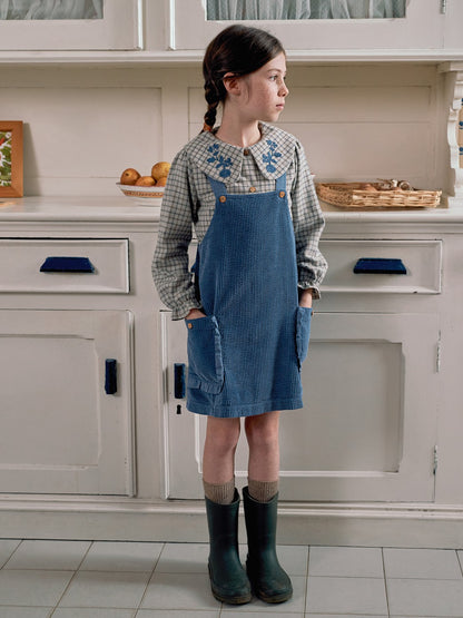 Falda con peto de pana con bolsillos y volante Laranjinha, indigo