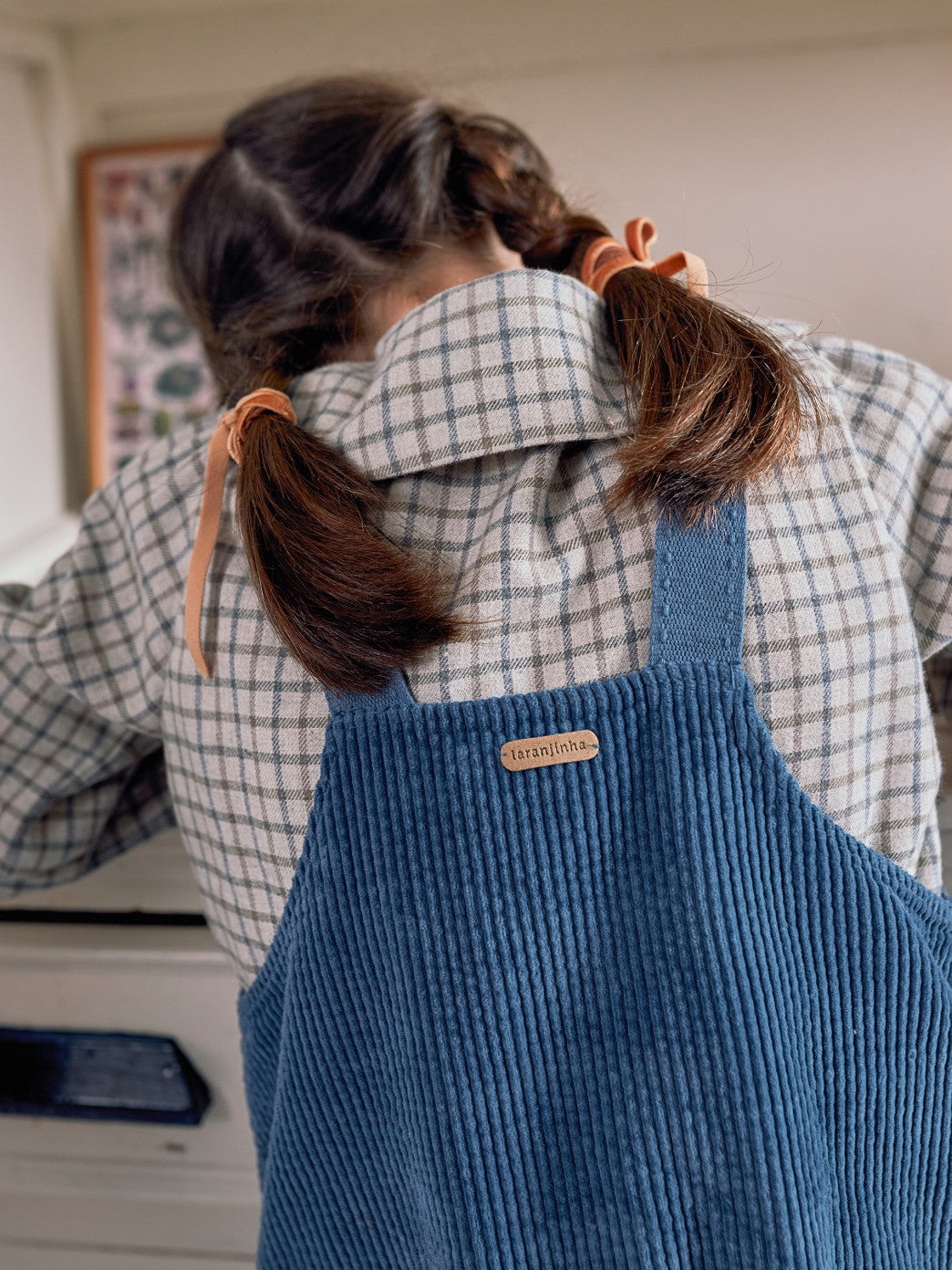 Falda con peto de pana con bolsillos y volante Laranjinha, indigo