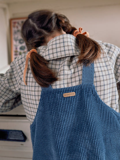 Falda con peto de pana con bolsillos y volante Laranjinha, indigo