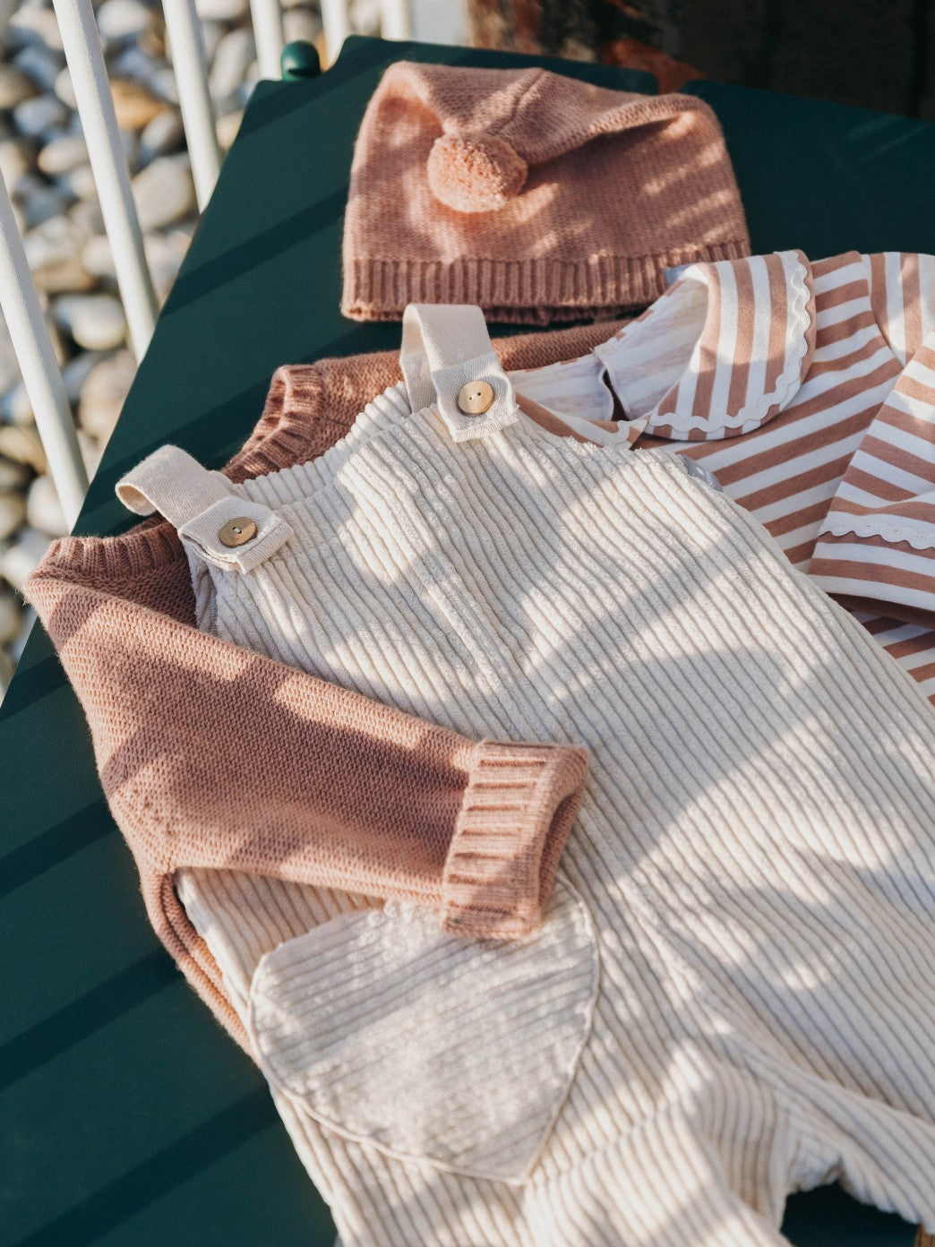 Peto de terciopelo acanalado con bolsillo de corazón Snug, beige