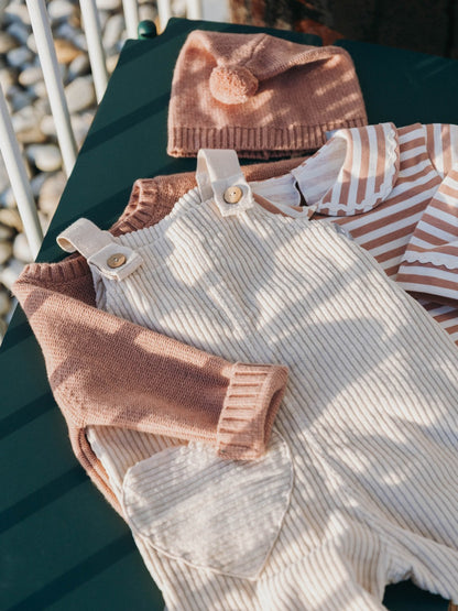 Peto de terciopelo acanalado con bolsillo de corazón Snug, beige