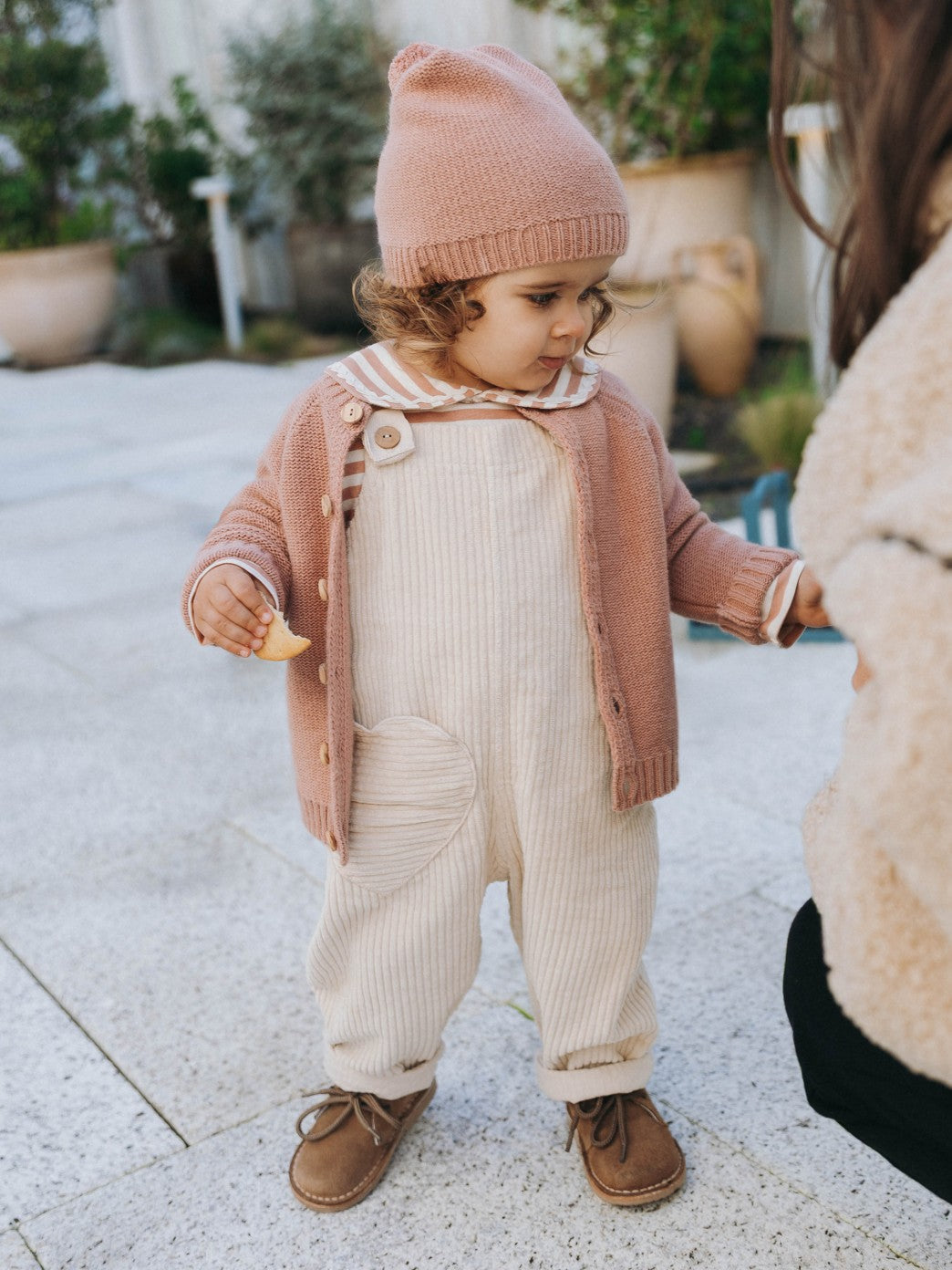Peto de terciopelo acanalado con bolsillo de corazón Snug, beige