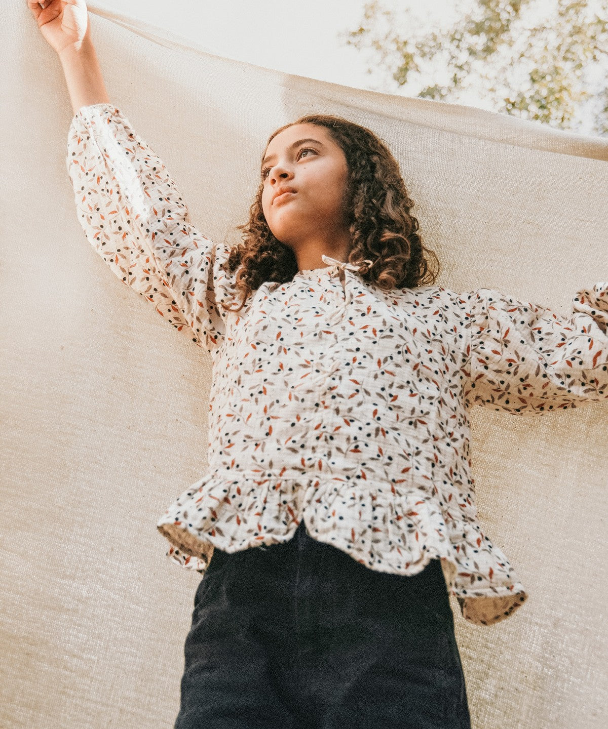 Blusa con volante estampado ramas de olivo (3-14 años) - Beige