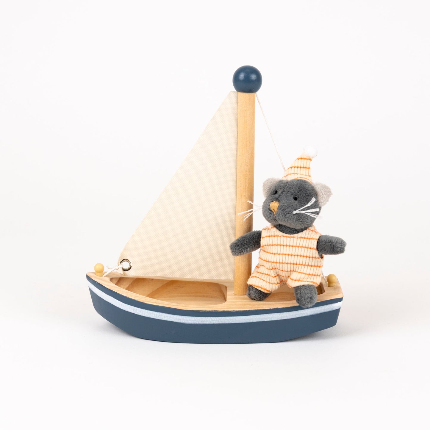 Niño jugando con Malo y el barco