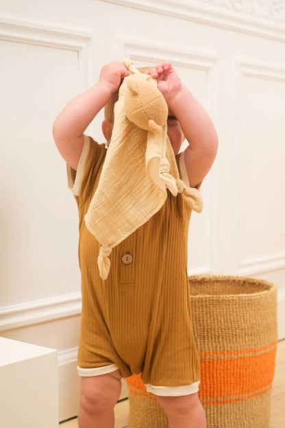 Bebé jugando con el doudou Oso Marcel