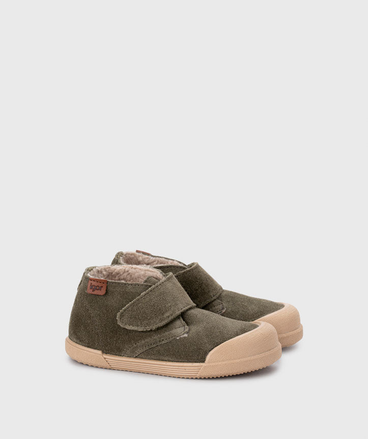Botines TUI de borrego Igor en serraje musgo, vista de par