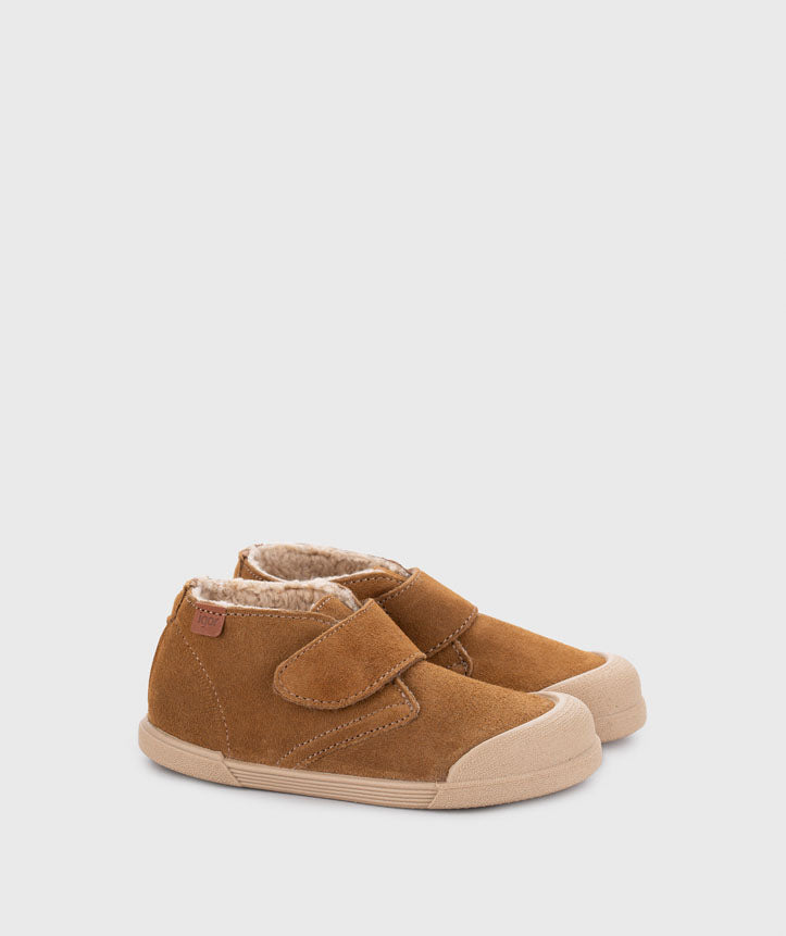 Botines TUI de borrego Igor en serraje cognac, vista de par