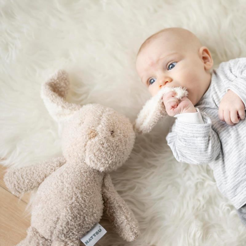 Peluche Cuddly Bunny Nattou - detalle 2