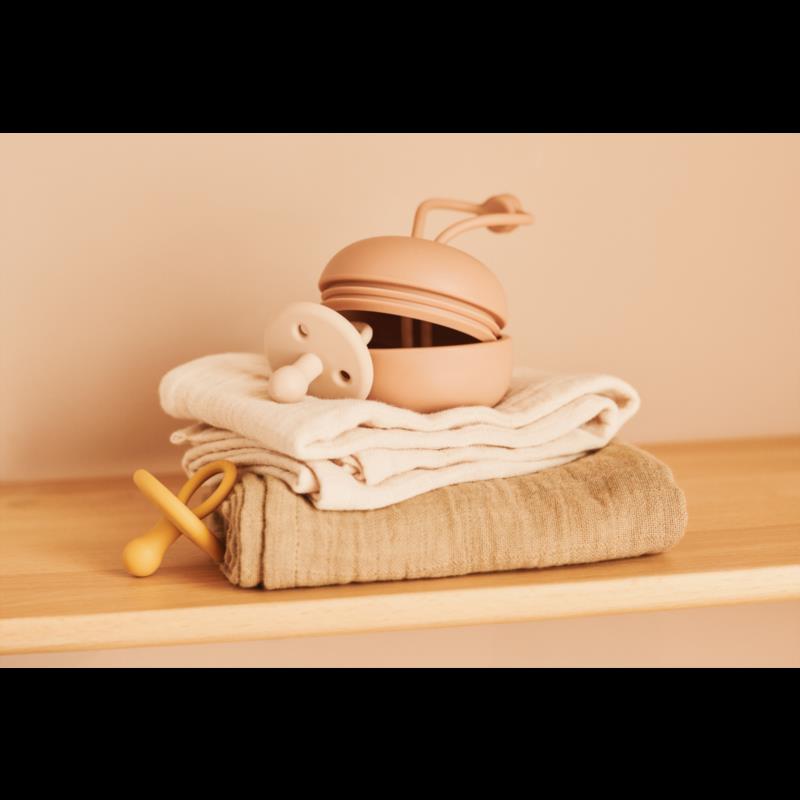 Philip Pacifier Box - Tuscany rose - en uso