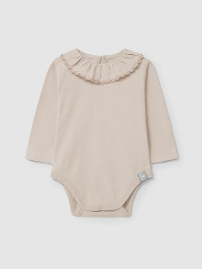 Body con cuello de volante bordado de algodón orgánico