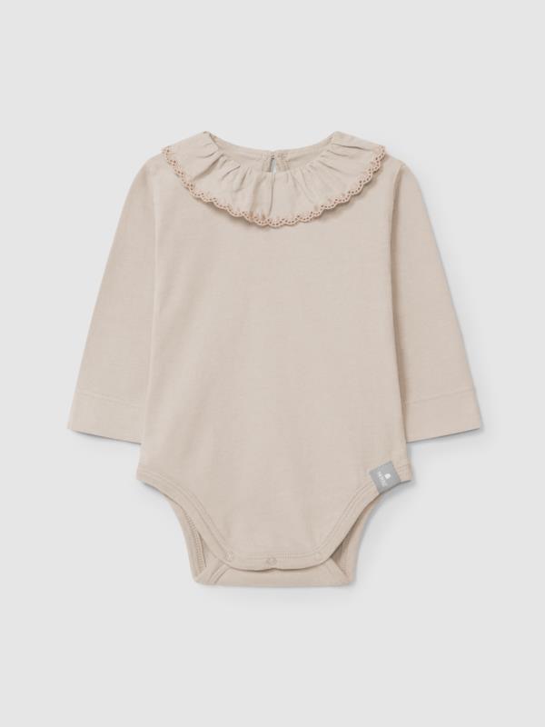 Body con cuello de volante bordado de algodón orgánico
