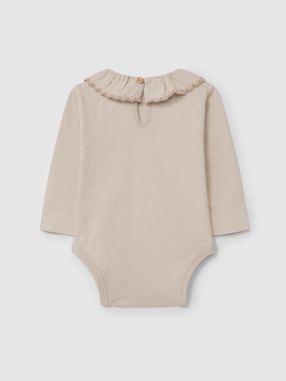 Body con cuello de volante bordado de algodón orgánico - vista alternativa
