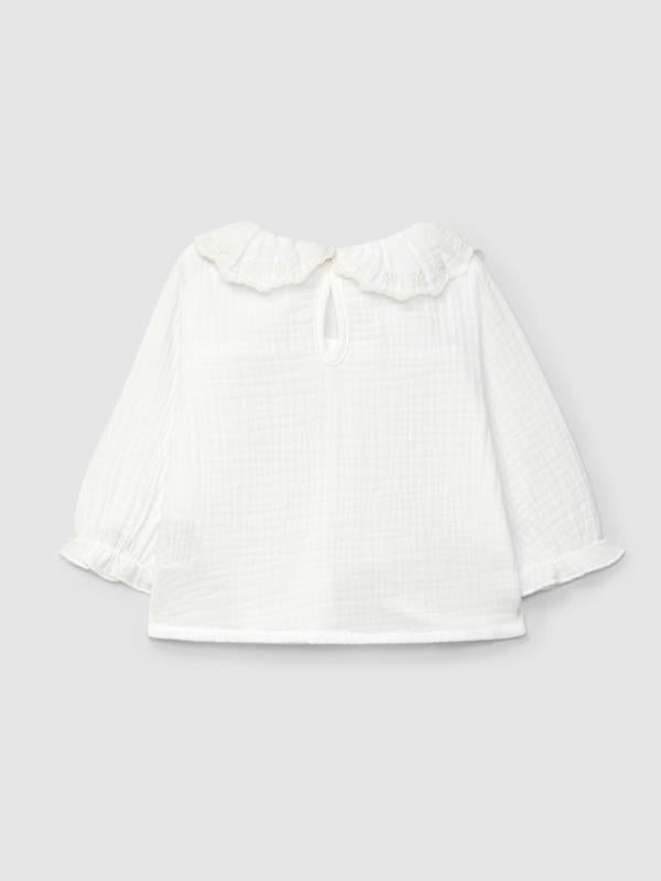 Blusa de muselina con cuello de volante bordado