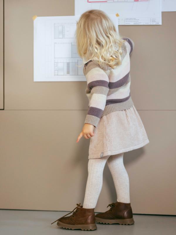 Falda de terciopleo acanalado detalle de cordón con pompón