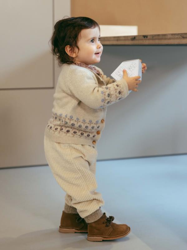 Pantalón pull-up de terciopelo acanalado y detalle de cordón con pompón