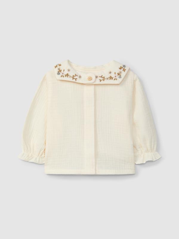 Blusa de muselina con cuello de flores bordadas