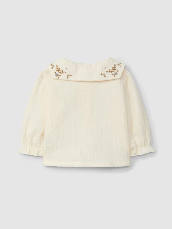 Blusa de muselina con cuello de flores bordadas