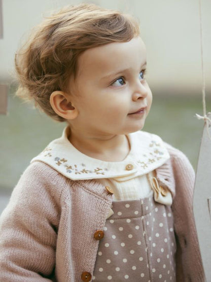 Blusa de muselina con cuello de flores bordadas