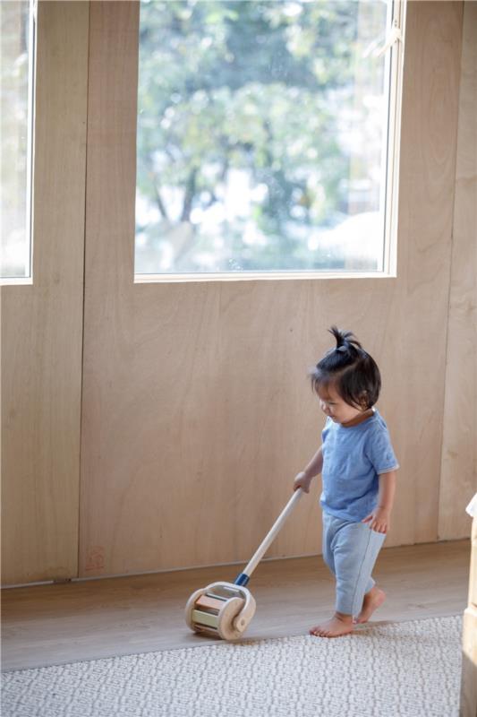 WALK AND ROLL ORCHARD PLANTOYS