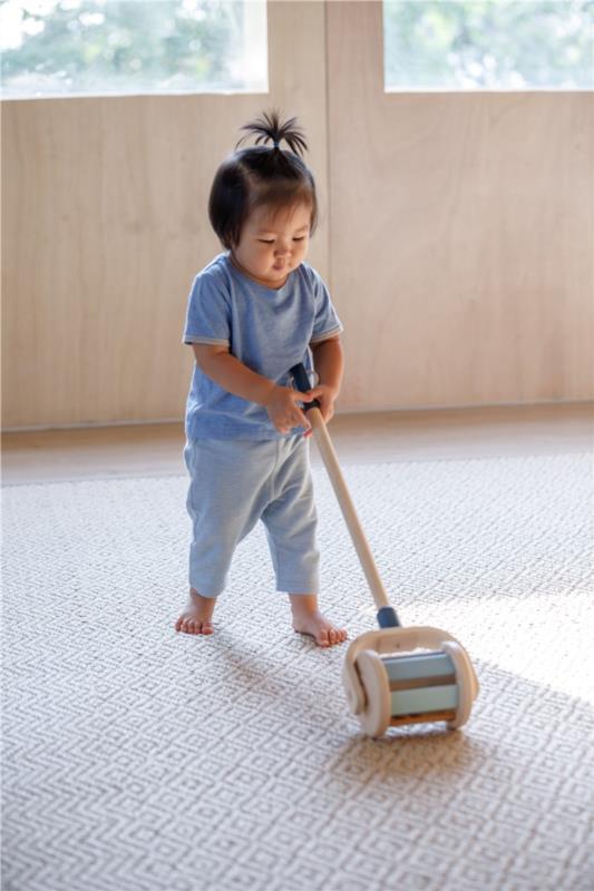 WALK AND ROLL ORCHARD PLANTOYS