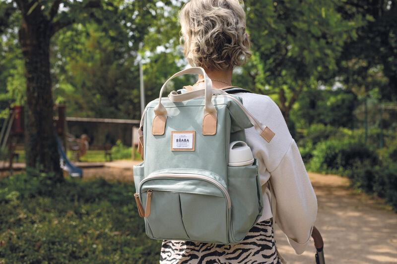 Bolso cambiador Wellington sage green - en uso 2