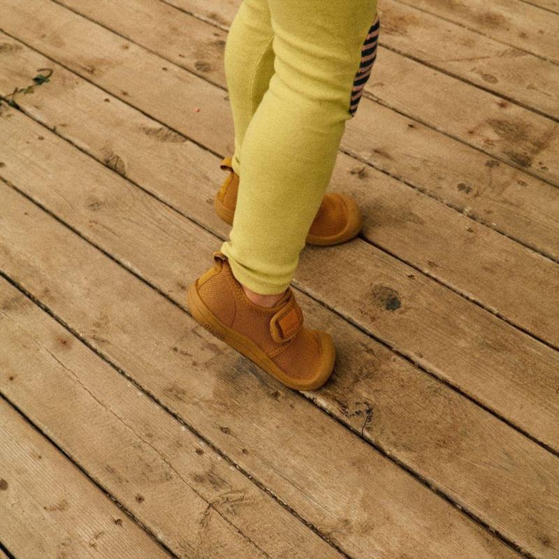 Attipas Skin Shoes Mustard - en uso