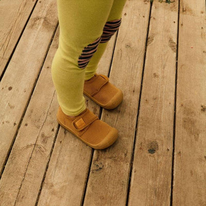 Attipas Skin Shoes Mustard - en uso 2