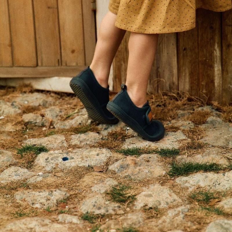 Attipas Skin Shoes Deep Green - en uso 2