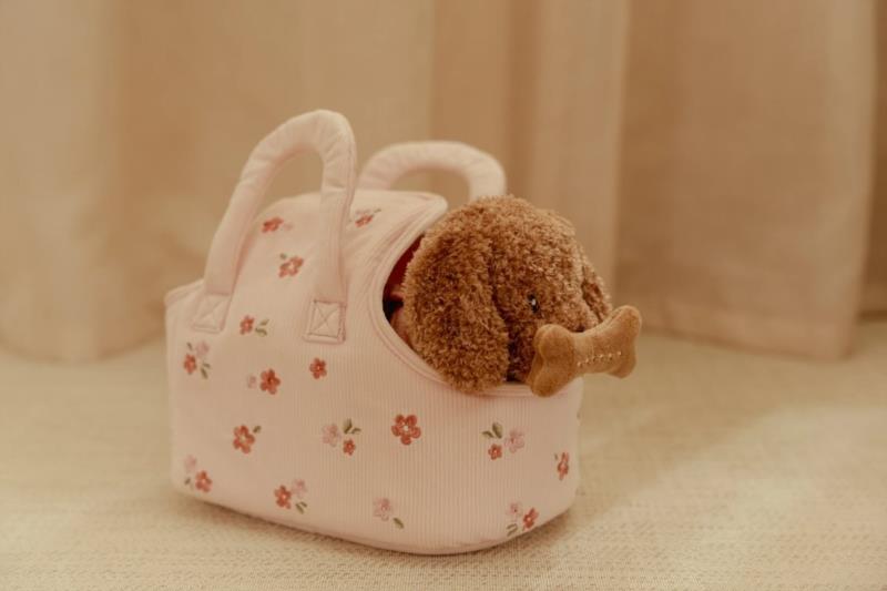 PERRITO PELUCHE JACKIE CON BOLSA LITTLE DUTCH - en uso 2