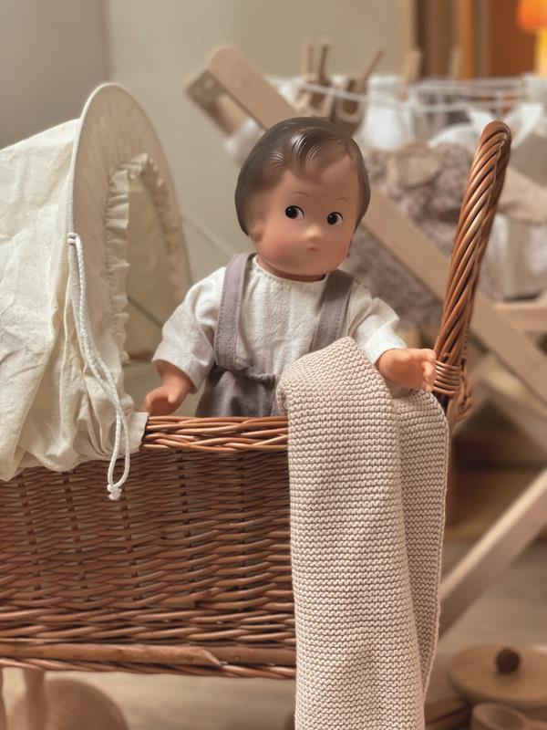 Cochecito de Mimbre con Manta de Punto Beige