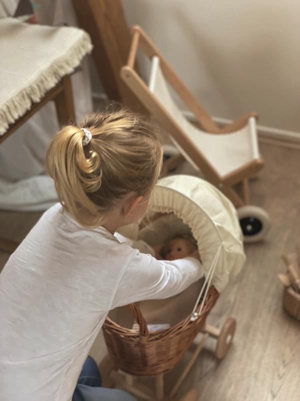 Cochecito de Mimbre con Manta de Punto Beige