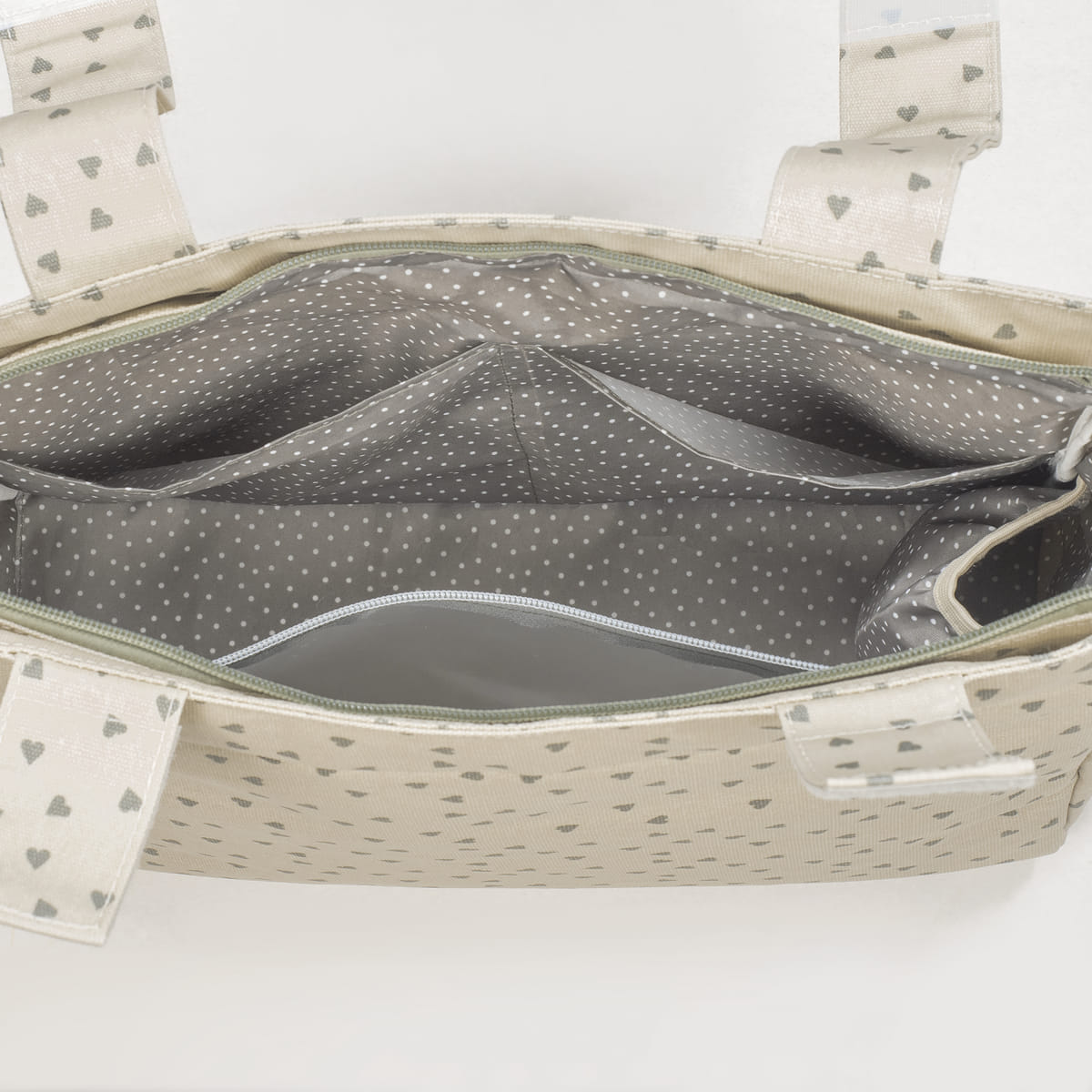Bolsa Canastilla Corazones Poppy Musgo - en uso 2