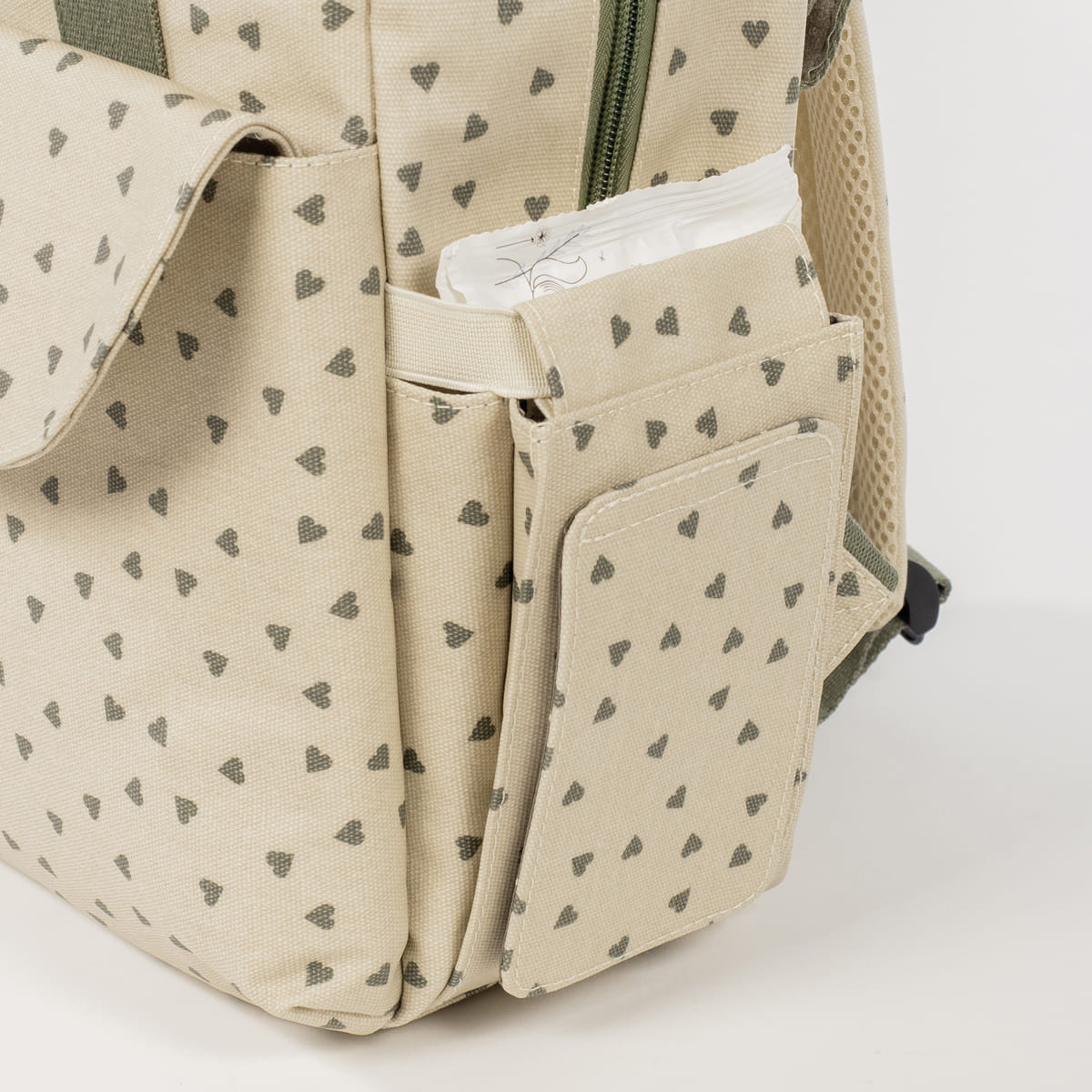 Mochila Corazones Poppy Musgo - en uso 2