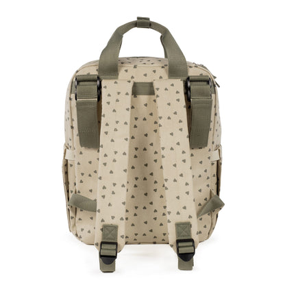 Mochila Corazones Poppy Musgo - en uso